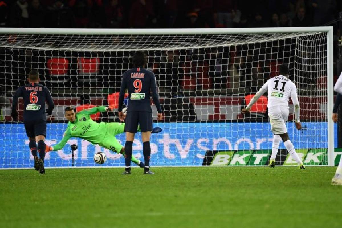 Guingamp's French forward Marcus Thuram (R) shoots and scores a penaty kick past Paris Saint-Germain's French goalkeeper Alphonse Areola (L) during the French League Cup quarter-final football match between Paris Saint-Germain (PSG) and Guingamp (EAG) on January 9, 2019, at the Parc des Princes stadium in Paris. (Photo by Anne-Christine POUJOULAT / AFP)