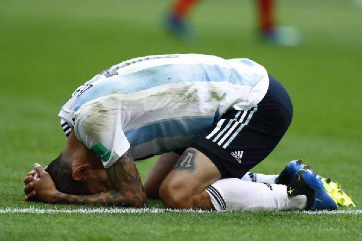 FOTOS: Messi pegado a una Virgen y todo el dolor de los argentinos