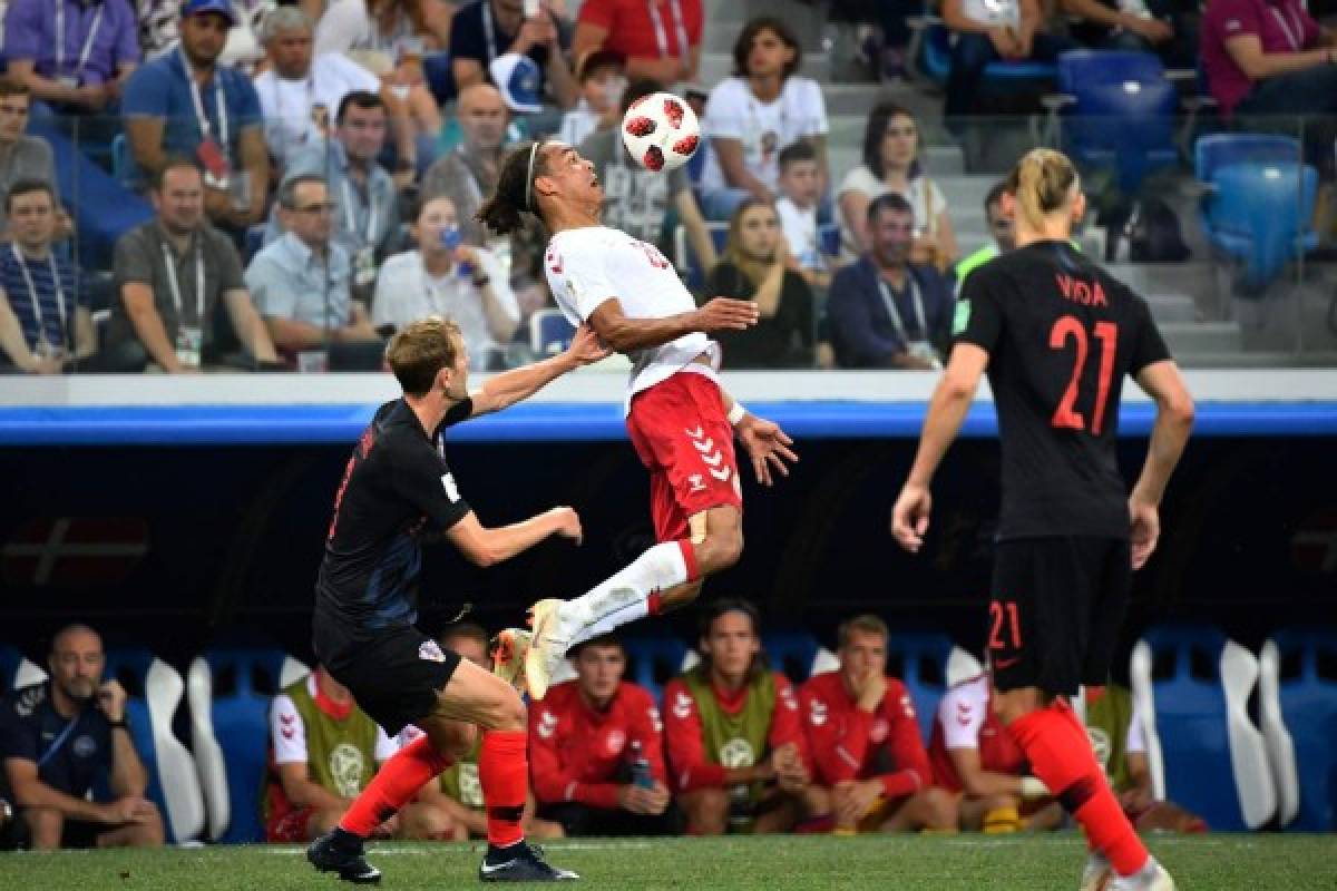 Croatia's defender Ivan Strinic (L) and Denmark's forward Yussuf Poulsen vie for the ball during the Russia 2018 World Cup round of 16 football match between Croatia and Denmark at the Nizhny Novgorod Stadium in Nizhny Novgorod on July 1, 2018. / AFP PHOTO / Alexander NEMENOV / RESTRICTED TO EDITORIAL USE - NO MOBILE PUSH ALERTS/DOWNLOADS