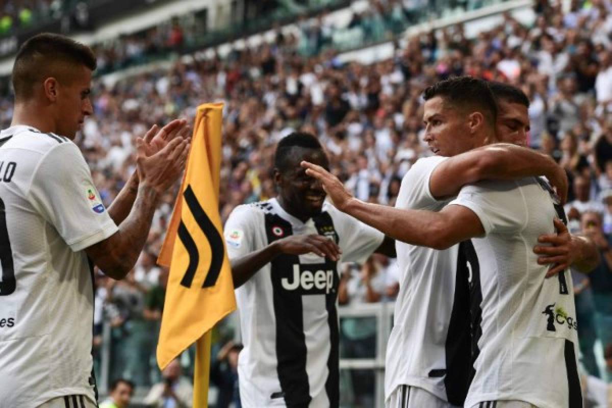 Juventus' Portuguese forward Cristiano Ronaldo (r) celebrates with his teammates after scoring his second goal during the Italian Serie A football match Juventus vs Sassuolo on September 16, 2018 at the Juventus stadium in Turin. / AFP PHOTO / Miguel MEDINA