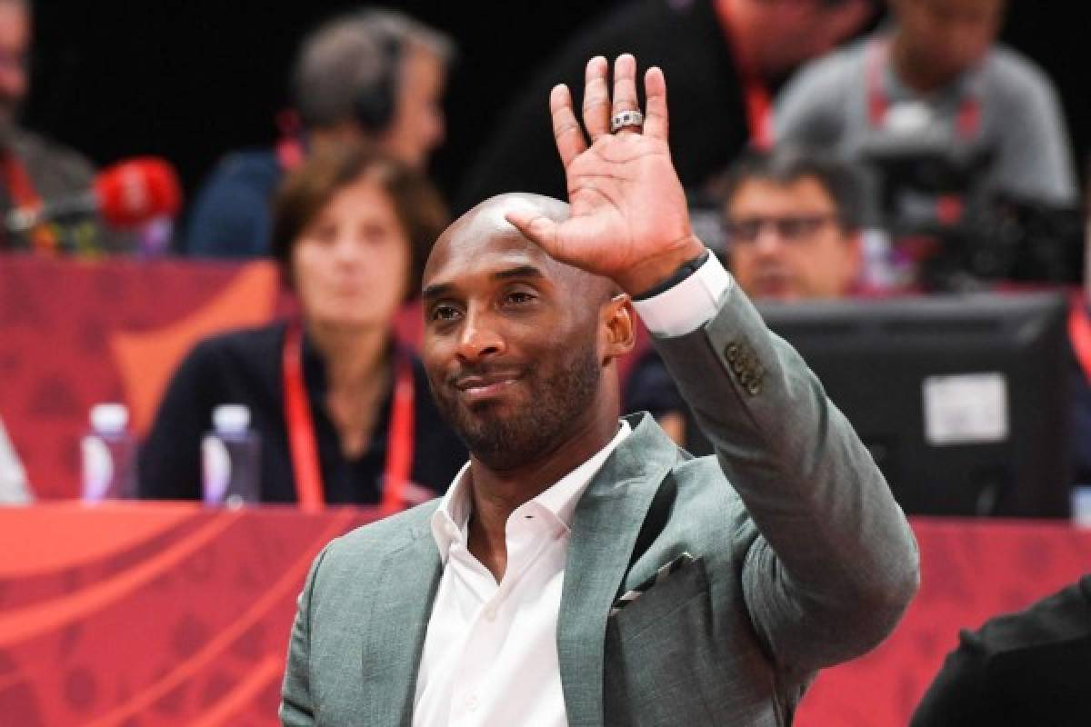 (FILES) In this file photo taken on September 13, 2019 former basketball player Kobe Bryant of the US waves at the crowd during the Basketball World Cup semi-final game between Australia and Spain in Beijing. - According to multiple US media sources, Kobe Bryant died in a helicopter crash in Calabasas, California on January 26, 2020. (Photo by Greg BAKER / AFP)