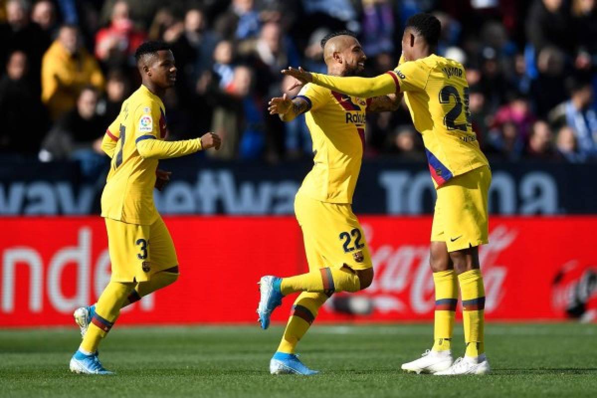 Barcelona's Chilean midfielder Arturo Vidal (C) celebrates with Barcelona's Guinea-Bissau forward Ansu Fati(L) and Barcelona's Spanish defender Junior Firpo after scoring during the Spanish league football match Club Deportivo Leganes SAD against FC Barcelona at the Estadio Municipal Butarque in Leganes on November 23, 2019. (Photo by PIERRE-PHILIPPE MARCOU / AFP)