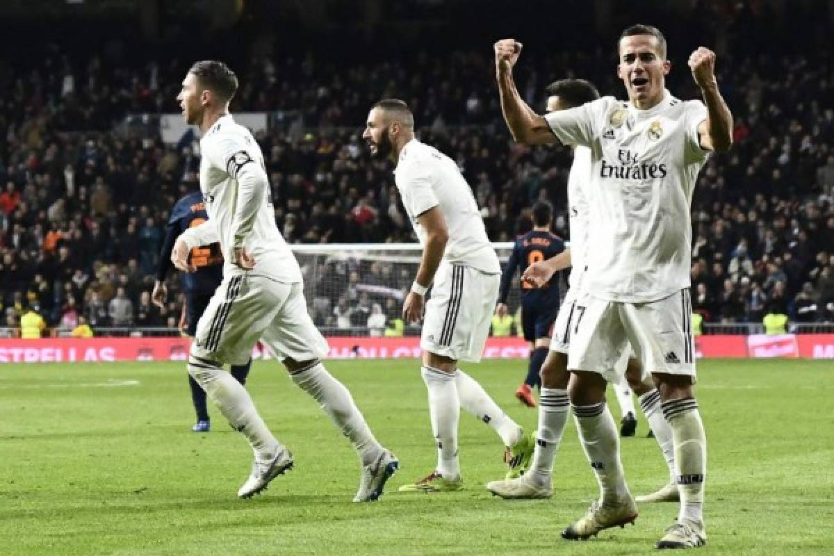 Real Madrid's Spanish midfielder Lucas Vazquez (R) celebrates with teammates after scoring a goal during the Spanish league football match between Real Madrid and Valencia at the Santiago Bernabeu stadium in Madrid on December 1, 2018. (Photo by OSCAR DEL POZO / AFP)