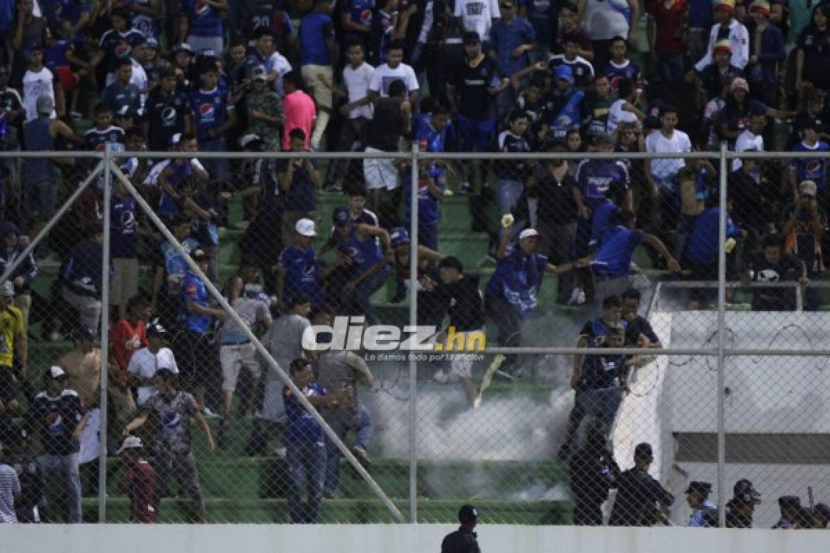 ¡Penoso! Bronca en la cancha de Comayagua y caos en las gradas por gas lacrimógeno