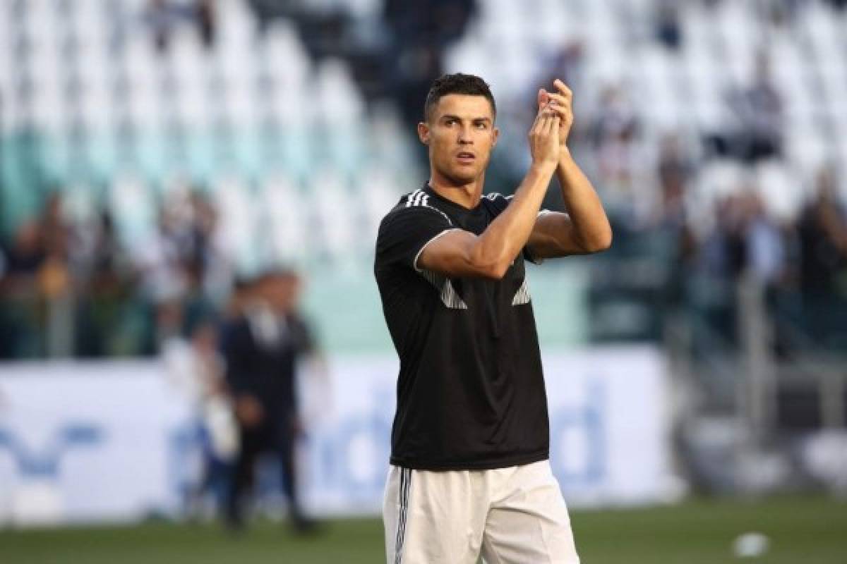 Juventus' Portuguese forward Cristiano Ronaldo applauds prior to the Italian Serie A football match Juventus vs Napoli on September 29, 2018 at the Juventus stadium in Turin. / AFP PHOTO / Isabella BONOTTO