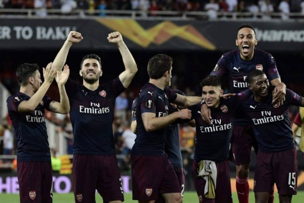 Arsenal's players celebrate at the end of the UEFA Europa League semi-final second leg football match between Valencia CF and Arsenal FC at the Mestalla stadium in Valencia on May 9, 2019. (Photo by JAVIER SORIANO / AFP)