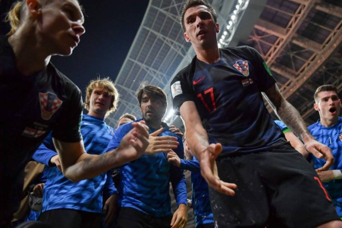 Fotógrafo de El Salvador recibe beso de croata en gol de Mandzukic