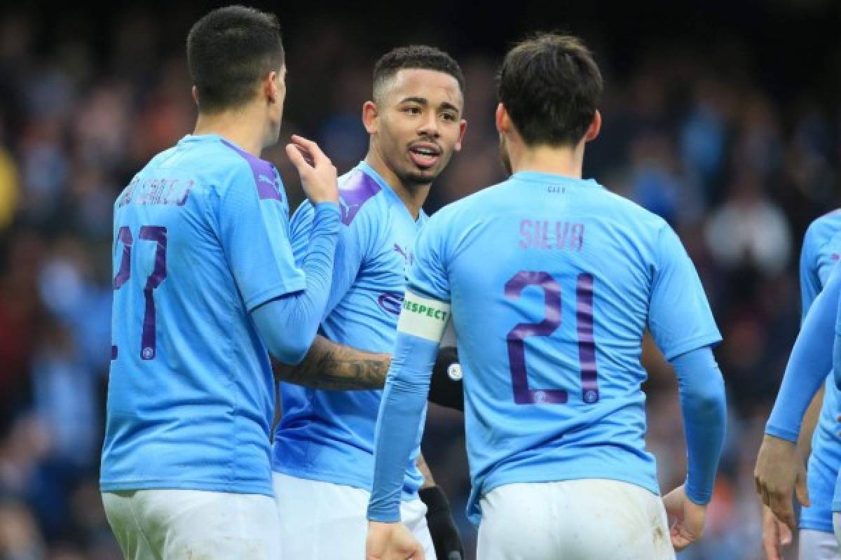 Manchester City's Brazilian striker Gabriel Jesus (C) celebrates with teammates after scoring their fourth goal during the English FA Cup fourth round football match between Manchester City and Fulham at the Etihad Stadium in Manchester, north west England, on January 26, 2020. (Photo by Lindsey Parnaby / AFP) / RESTRICTED TO EDITORIAL USE. No use with unauthorized audio, video, data, fixture lists, club/league logos or 'live' services. Online in-match use limited to 120 images. An additional 40 images may be used in extra time. No video emulation. Social media in-match use limited to 120 images. An additional 40 images may be used in extra time. No use in betting publications, games or single club/league/player publications. /