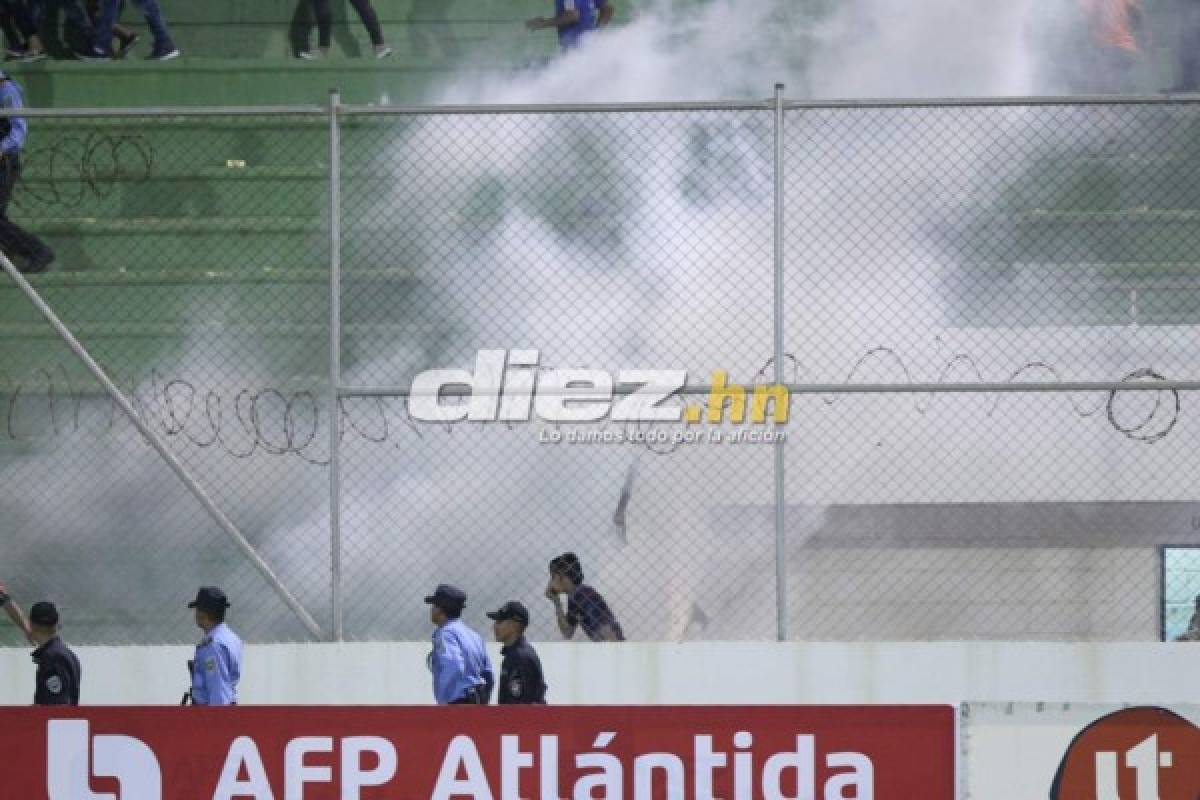 ¡Penoso! Bronca en la cancha de Comayagua y caos en las gradas por gas lacrimógeno