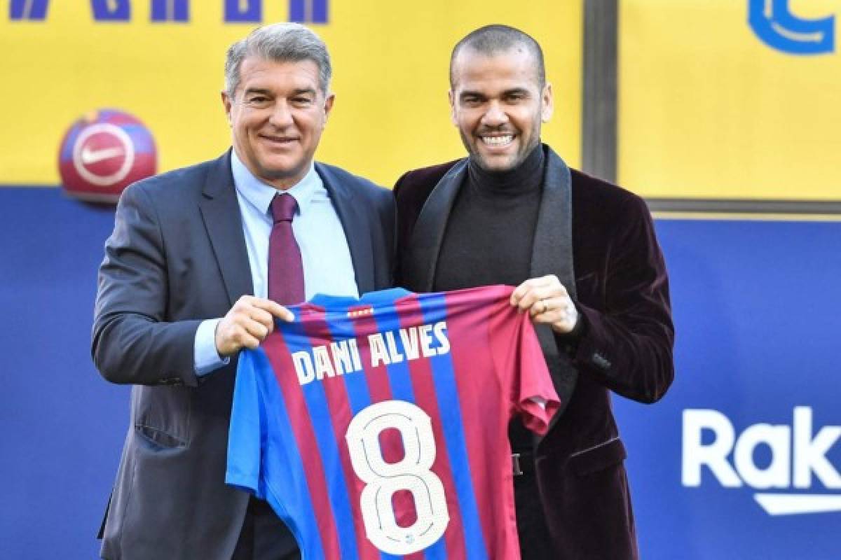 Así fue la presentación de Dani Alves como nuevo jugador del Barcelona: emoción, besos y dorsal legendario