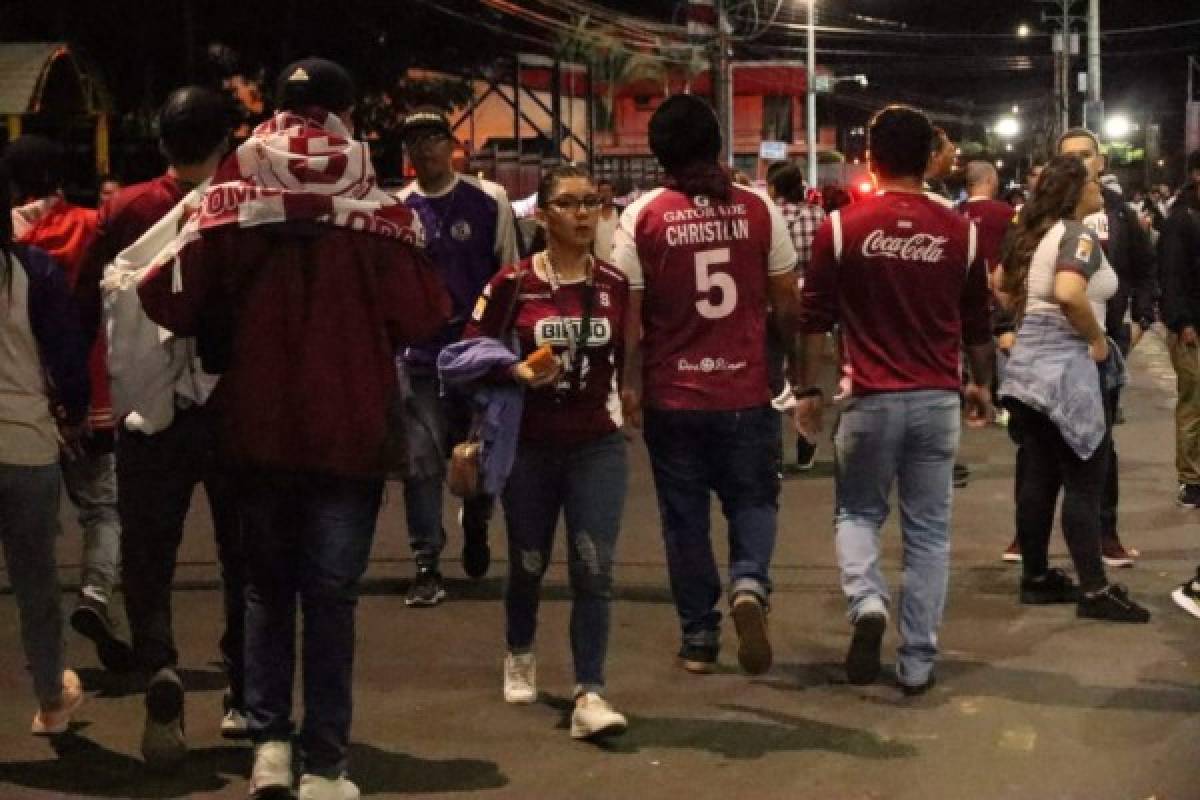 Ambiente del Saprissa-Motagua; Aficionados del Ciclón y esposa de Emilio en el estadio