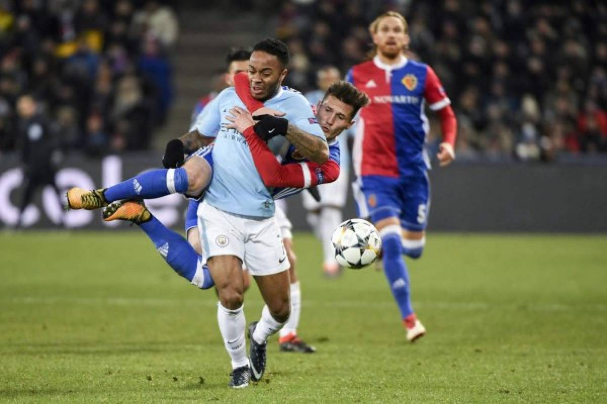 -FOTODELDÍA- GK71. BASILEA (SUIZA), 13/02/2018.- Raheem Sterling (frente) Manchester City disputa un balón con Taulant Xhaka (atrás) de Basilea hoy, martes 13 de febrero de 2018, en un partido de la Liga de Campeones entre FC Basilea y Manchester City en el estadio St. Jakob-Park en Basilea (Suiza). EFE/GEORGIOS KEFALAS