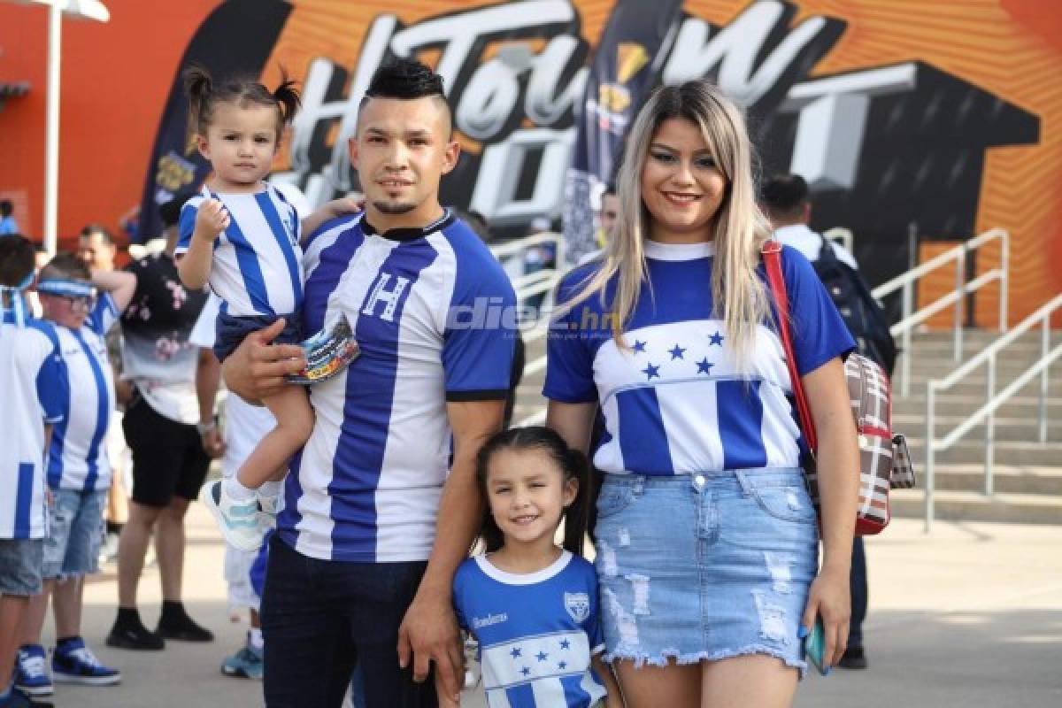 Honduras está bien arropado ante Panamá; la afición y belleza hondureña presente en el BBVA Compass de Houston