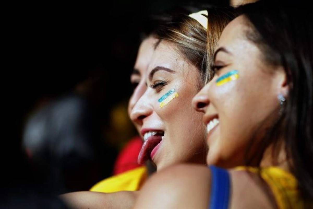 MUÑECOTAS: Aficionadas de Brasil y México enamoran en el Samara Arena