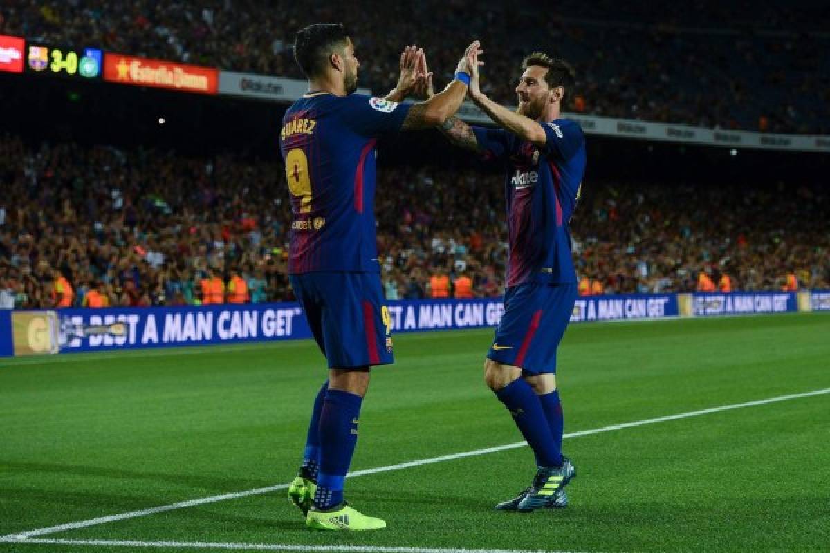 Barcelona's Uruguayan forward Luis Suarez (L) celebrates a goal with Barcelona's Argentinian forward Lionel Messi during the 52nd Joan Gamper Trophy friendly football match between Barcelona FC and Chapecoense at the Camp Nou stadium in Barcelona on August 7, 2017. / AFP PHOTO / Josep LAGO