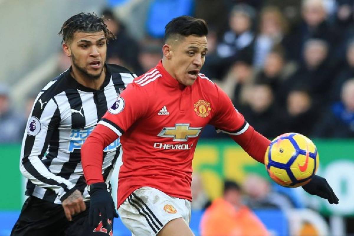 Manchester United's Chilean striker Alexis Sanchez (R) is pressured by Newcastle United's US defender DeAndre Yedlin (L) during the English Premier League football match between Newcastle United and Manchester United at St James' Park in Newcastle-upon-Tyne, north east England on February 11, 2018. / AFP PHOTO / Lindsey PARNABY / RESTRICTED TO EDITORIAL USE. No use with unauthorized audio, video, data, fixture lists, club/league logos or 'live' services. Online in-match use limited to 75 images, no video emulation. No use in betting, games or single club/league/player publications. /
