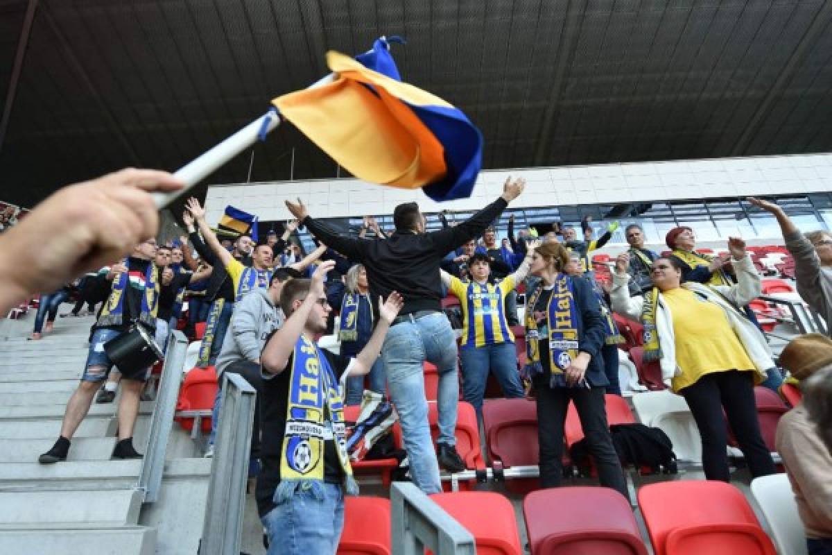 Sin mascarillas y otros sin respetar el distanciamiento: Aficionados vuelven al fútbol en Hungría