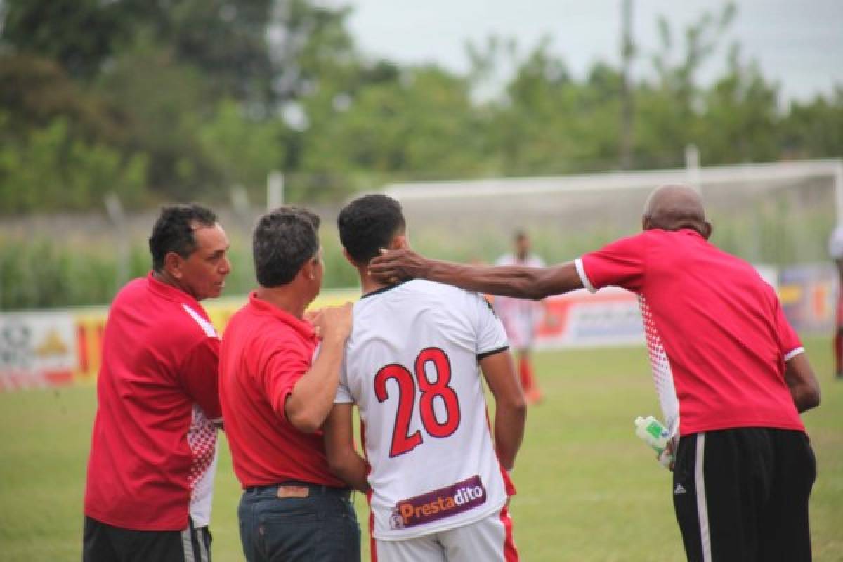 NO SE VIO: Futbolistas oliendo alcohol y pieza del Vida con cinta adhesiva en su camisa