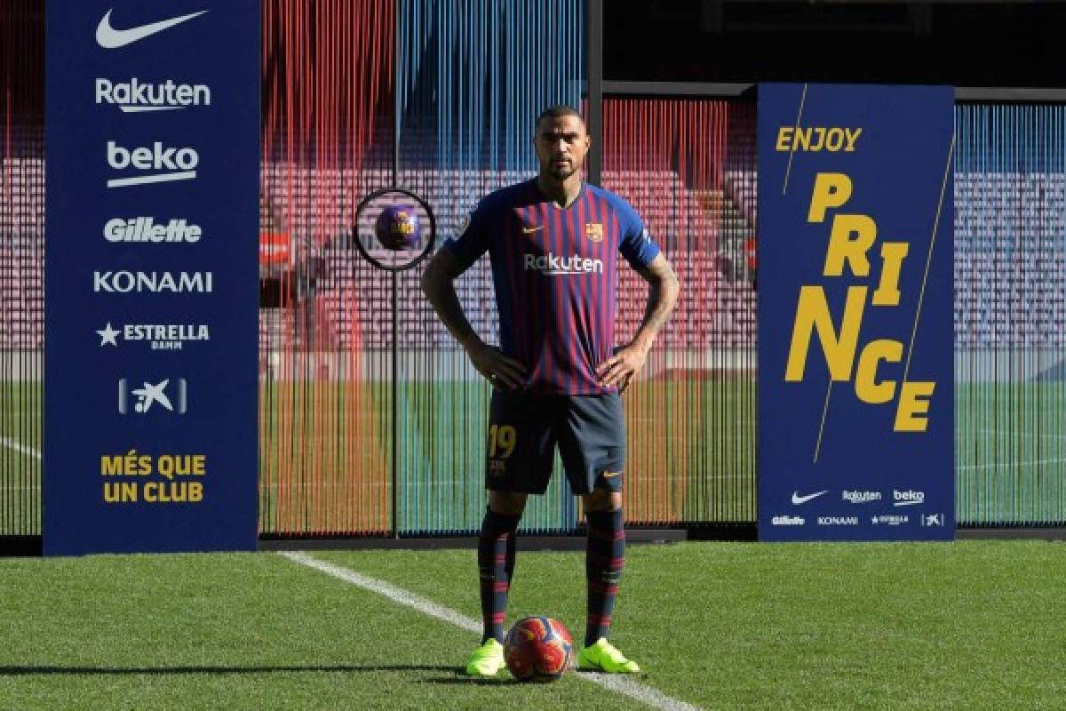 Barcelona's new Ghanaian forward Kevin-Prince Boateng poses during his official presentation at the Camp Nou stadium in Barcelona on January 22, 2019. - Boateng has vowed to make the most of his shock arrival at Barcelona, after a loan move for the journeyman from Italian side Sassuolo was sealed. (Photo by LLUIS GENE / AFP)