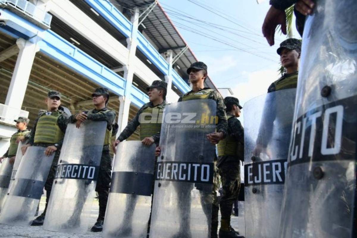 Policías y militares coparon el Olímpico; las provocaciones entre barras no pararon