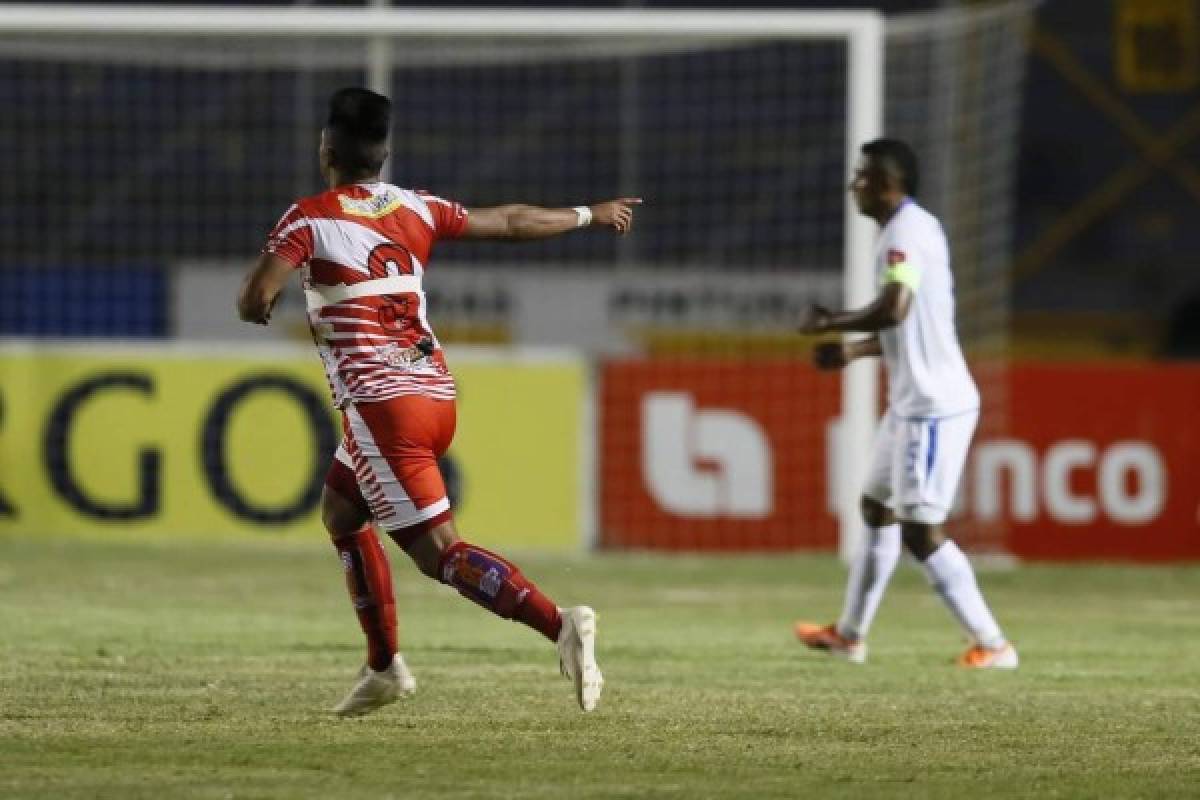 NO SE VIO: Futbolistas oliendo alcohol y pieza del Vida con cinta adhesiva en su camisa