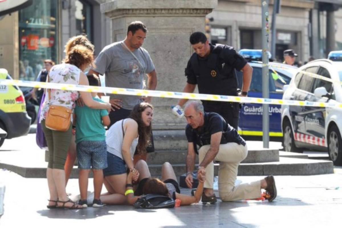 FOTOS: Las impactantes imágenes del atentado terrorista de Barcelona