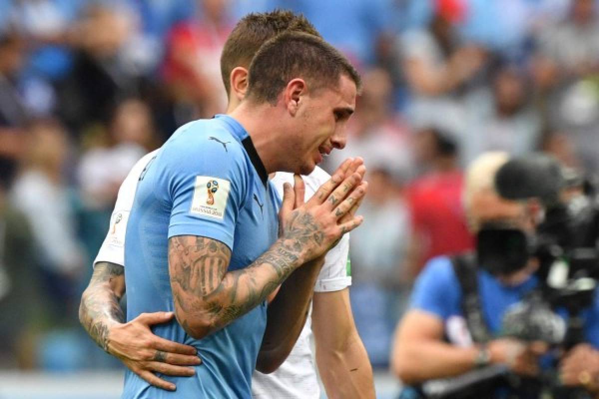 France's defender Lucas Hernandez (back) console Uruguay's defender Jose Gimenez during the Russia 2018 World Cup quarter-final football match between Uruguay and France at the Nizhny Novgorod Stadium in Nizhny Novgorod on July 6, 2018.France became the first team to reach the World Cup semi-finals on Friday after an assured 2-0 win against Uruguay. / AFP PHOTO / Dimitar DILKOFF