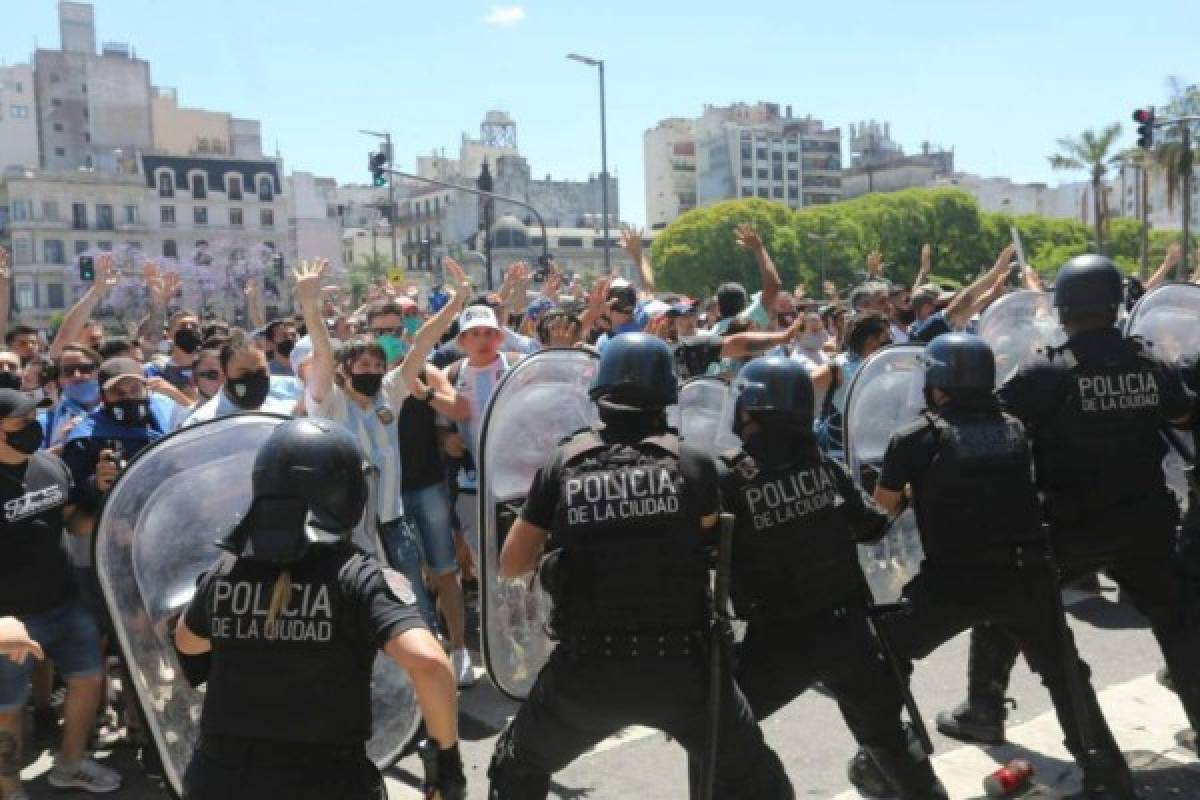 Enfrentamientos y caos total en las calles de Argentina durante el velorio de Diego Maradona