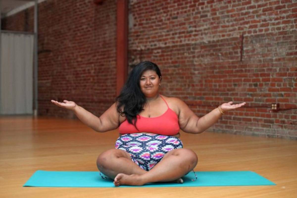 Es instructora de yoga, tiene elasticidad y su sobrepeso no es problema