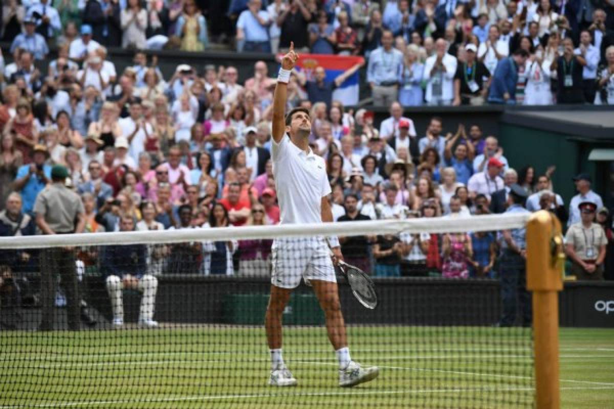 Final de Wimbledon: La tristeza de Federer y Djokovic se come el pasto tras su título