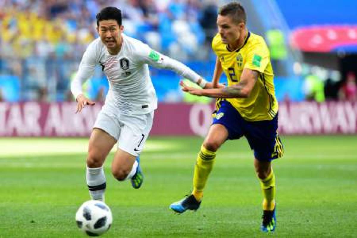 South Korea's forward Son Heung-min (L) dribbles with the ball as he is marked by Sweden's defender Mikael Lustig during the Russia 2018 World Cup Group F football match between Sweden and South Korea at the Nizhny Novgorod Stadium in Nizhny Novgorod on June 18, 2018. / AFP PHOTO / Martin BERNETTI / RESTRICTED TO EDITORIAL USE - NO MOBILE PUSH ALERTS/DOWNLOADS