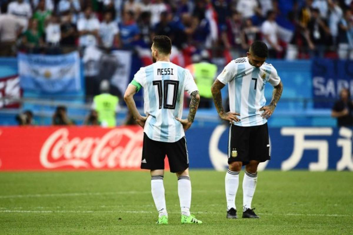 TOPSHOT - Argentina's forward Lionel Messi (L) and Argentina's midfielder Ever Banega react to their loss during the Russia 2018 World Cup round of 16 football match between France and Argentina at the Kazan Arena in Kazan on June 30, 2018. / AFP PHOTO / Jewel SAMAD / RESTRICTED TO EDITORIAL USE - NO MOBILE PUSH ALERTS/DOWNLOADS