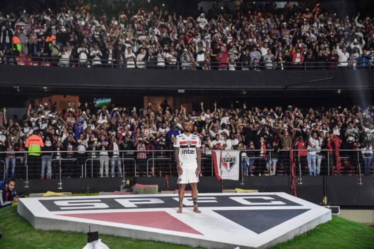 Descalzo, insólito dorsal y fiesta: La épica presentación de Dani Alves con Sao Paulo