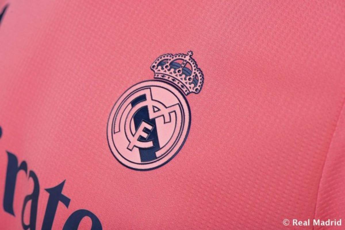 Benzema presenta la nueva camiseta del Real Madrid para la temporada 2020/21