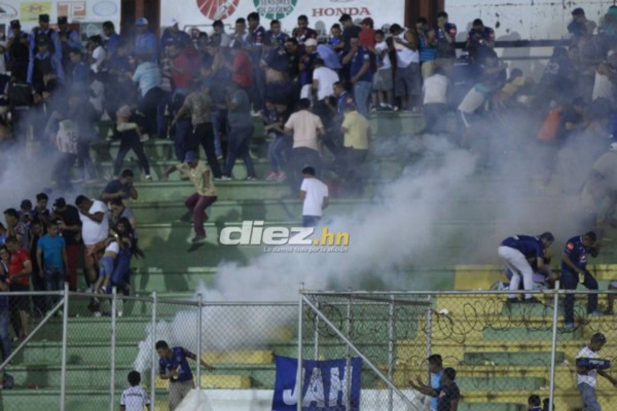 ¡Penoso! Bronca en la cancha de Comayagua y caos en las gradas por gas lacrimógeno