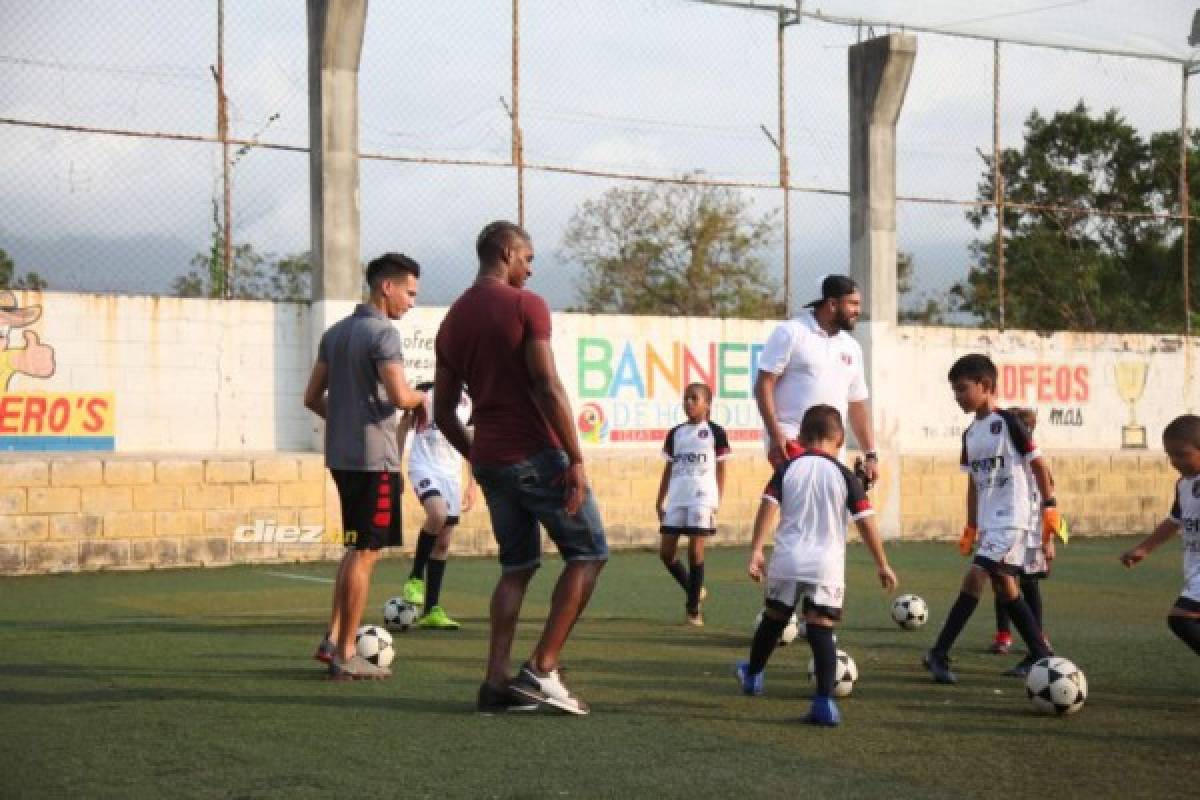 Brayan Beckeles hace visita sorpresa a niños de la academia de Marcelo Canales
