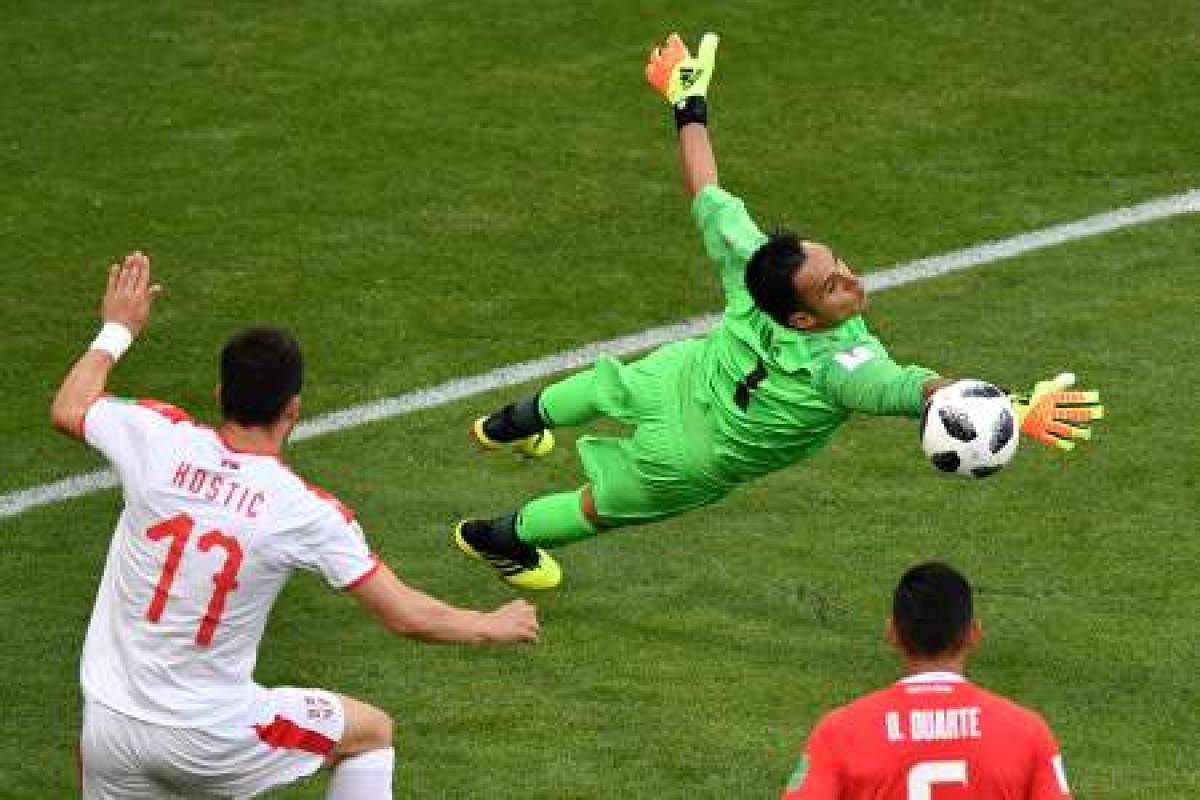 Costa Rica's goalkeeper Keylor Navas (top) saves the ball ahead of Serbia's forward Filip Kostic (L) during the Russia 2018 World Cup Group E football match between Costa Rica and Serbia at the Samara Arena in Samara on June 17, 2018. / AFP PHOTO / Fabrice COFFRINI / RESTRICTED TO EDITORIAL USE - NO MOBILE PUSH ALERTS/DOWNLOADS