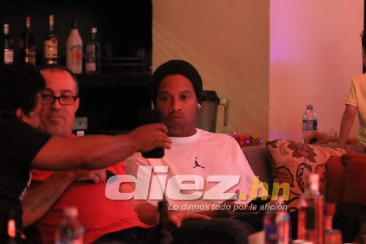 EN FOTOS: Así vivió Ronaldinho el clásico Barcelona-Real Madrid en Honduras