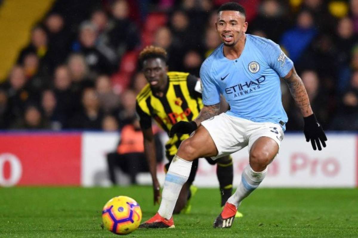 Manchester City's Brazilian striker Gabriel Jesus (R) passes the ball during the English Premier League football match between Watford and Manchester City at Vicarage Road Stadium in Watford, north of London on December 4, 2018. (Photo by Ben STANSALL / AFP) / RESTRICTED TO EDITORIAL USE. No use with unauthorized audio, video, data, fixture lists, club/league logos or 'live' services. Online in-match use limited to 120 images. An additional 40 images may be used in extra time. No video emulation. Social media in-match use limited to 120 images. An additional 40 images may be used in extra time. No use in betting publications, games or single club/league/player publications. /