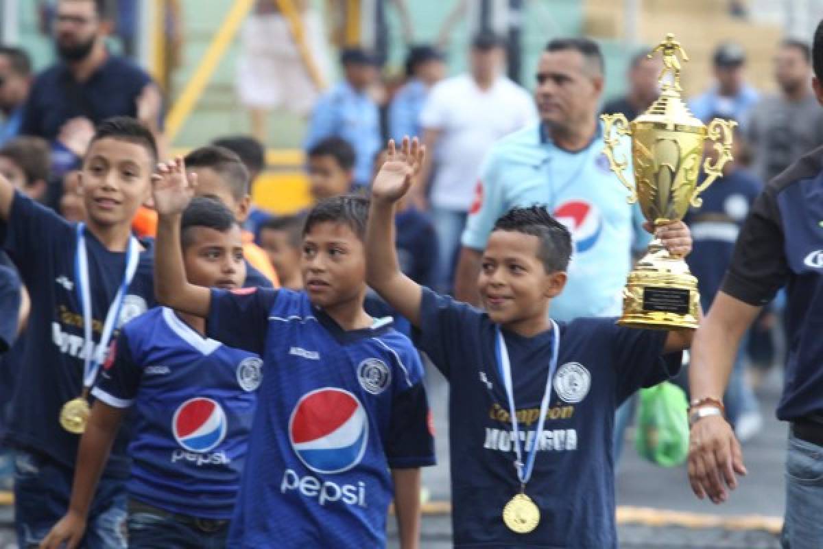 ¡NO SE VIO EN TV! Polémica, fiesta de los niños y homenajes en Motagua