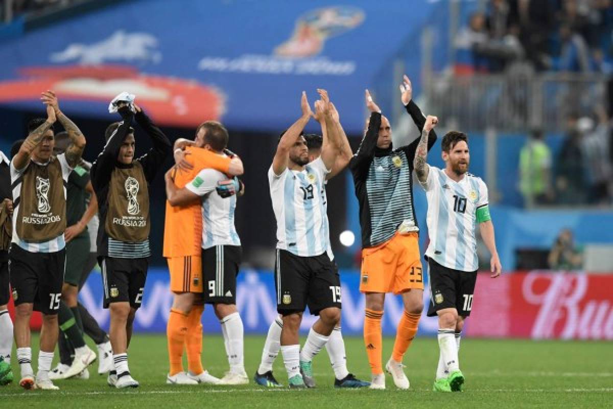 FOTOS: El emotivo festejo de Messi tras clasificar con Argentina a octavos