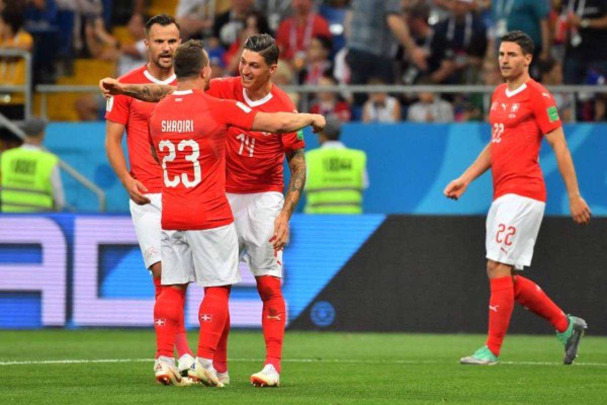 Switzerland's forward Xherdan Shaqiri (#23) congratulates midfielder Steven Zuber (2nd R) after his goal during the Russia 2018 World Cup Group E football match between Brazil and Switzerland at the Rostov Arena in Rostov-On-Don on June 17, 2018. / AFP PHOTO / Pascal GUYOT / RESTRICTED TO EDITORIAL USE - NO MOBILE PUSH ALERTS/DOWNLOADS