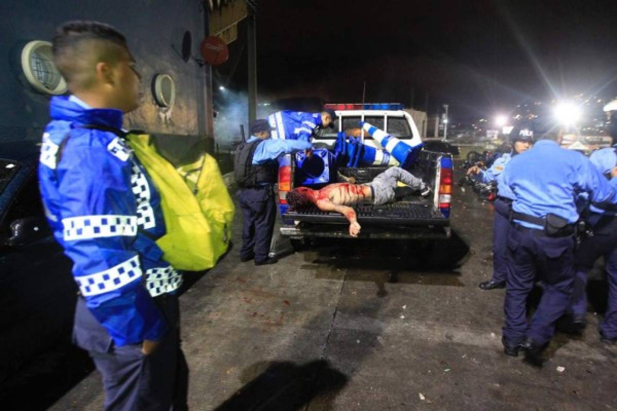 ¡Muertos, heridos y desmayados! El caos dentro y fuera del Estadio Nacional