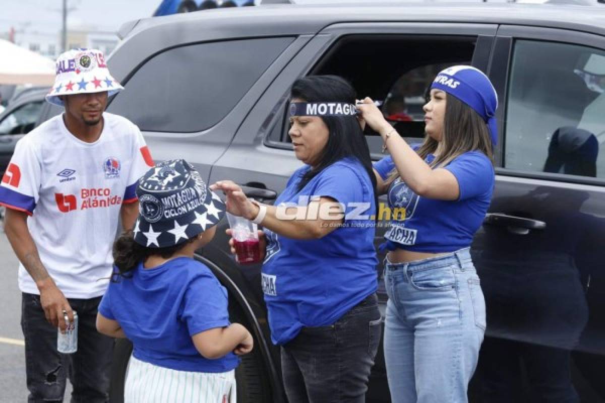 ¡Belleza y colorido! Ambientazo catracho en las afueras del Red Bull Arena para el Olimpia vs. Motagua