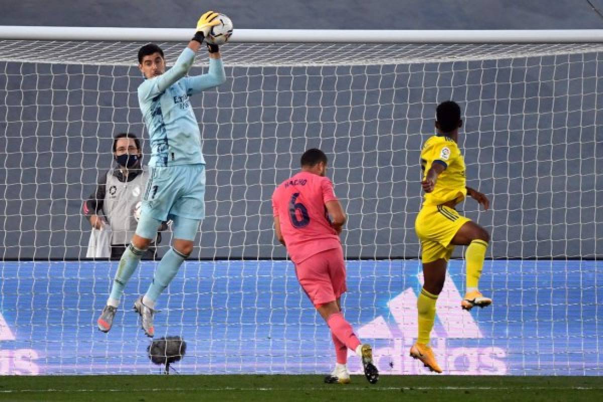 Real Madrid's Belgian goalkeeper Thibaut Courtois jumps to make a save during the Spanish League football match between Real Madrid CF and Cadiz CF at the Alfredo Di Stefano stadium in Valdebebas, northeastern Madrid, on October 17, 2020. (Photo by PIERRE-PHILIPPE MARCOU / AFP)