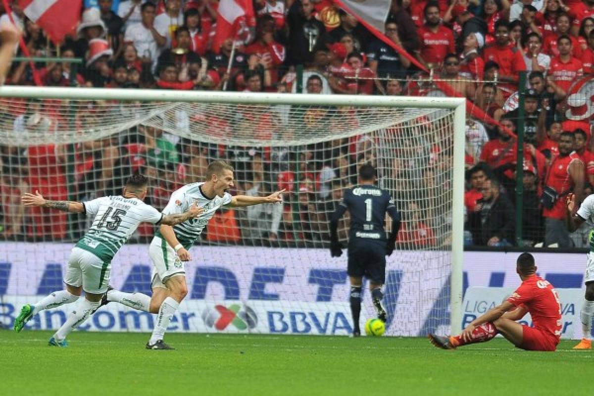 Julio Furch (2L) of Santos celebrates his goal against Toluca during their Mexican Clausura 2018 tournament football semi final match at the Nemesio Diez stadium in Toluca, Mexico, on May 20, 2018. / AFP PHOTO / ROCIO VAZQUEZ