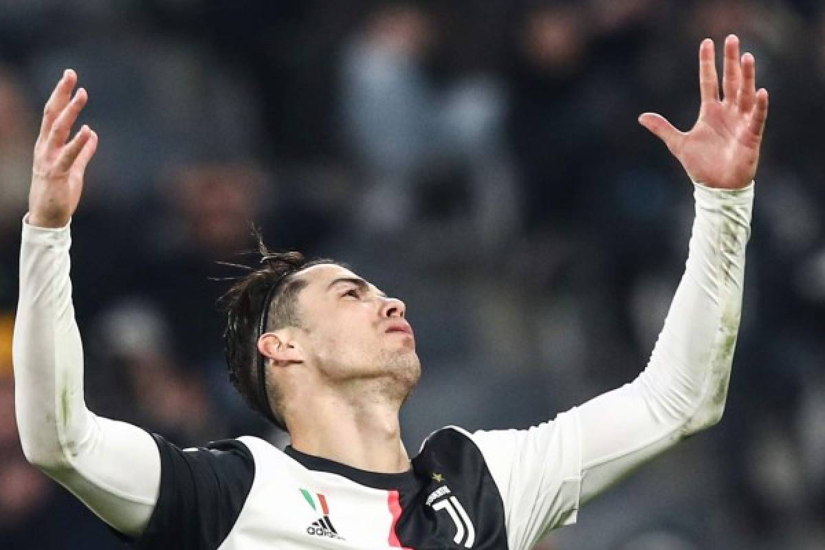 TOPSHOT - Juventus' Portuguese forward Cristiano Ronaldo reacts during the Italian Serie A football match Juventus vs Udinese on December 15, 2019 at the Juventus Allianz stadium in Turin. (Photo by Isabella BONOTTO / AFP)