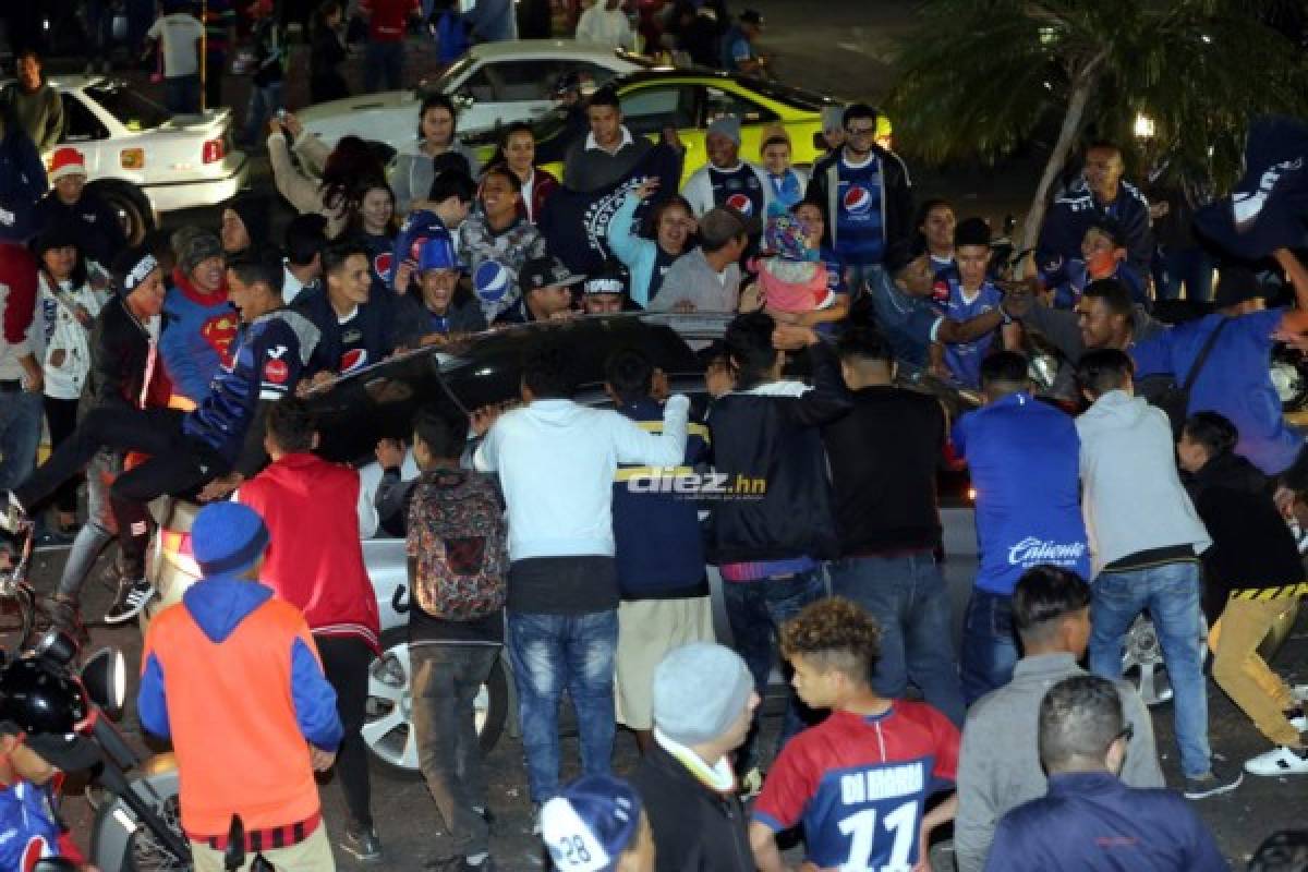 ¡Tegucigalpa se tiñe de azul! Aficionados salen a las calles a festejar la 16 del Motagua