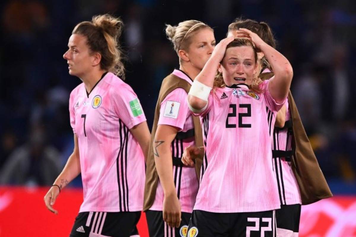 Scottland's players react at the end of the France 2019 Women's World Cup Group D football match between Scotland and Argentina, on June 19, 2019, at the Parc des Princes stadium in Paris. (Photo by FRANCK FIFE / AFP)