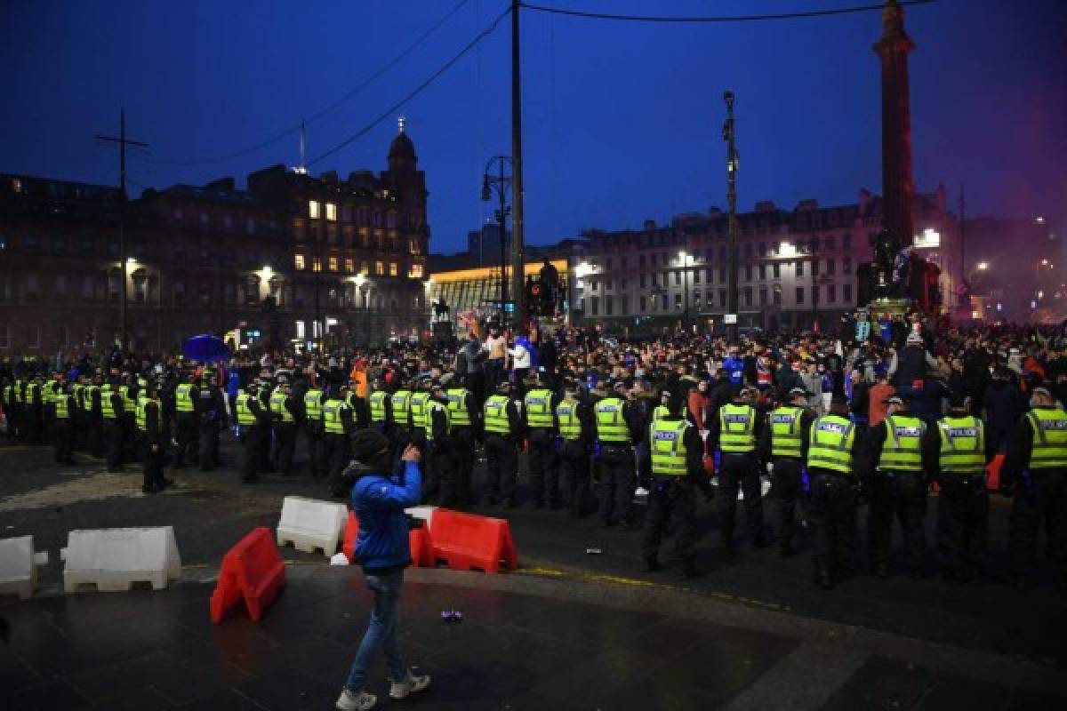 Niños heridos, policías y botellas al aire: Así fue la eufórica celebración de la afición del Rangers de Escocia tras campeonizar